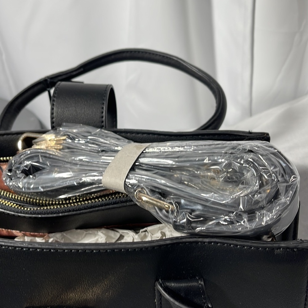 La Terre Fashion Vegan Handbag Color Black with crossbody strap - Picture 8 of 8